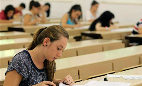 Fotografia de alumnos realizando las pruebas libres en Galicia 2012